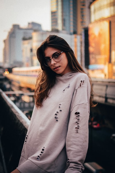 站在桥上的女人